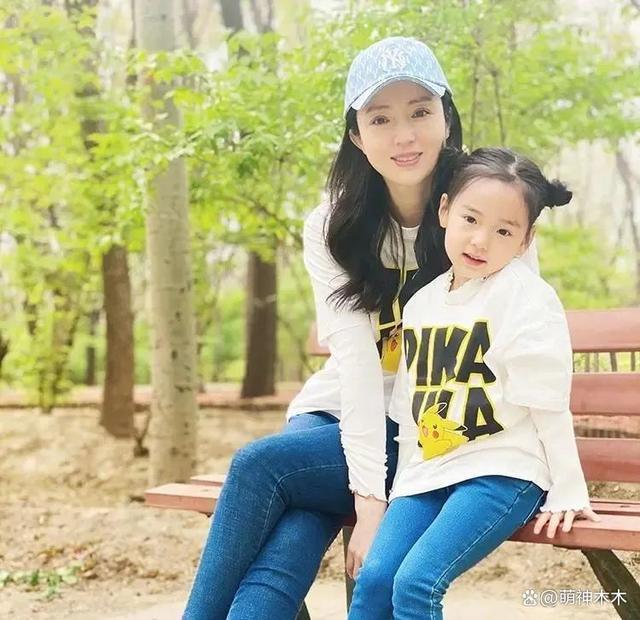 佟丽娅霍思燕董璇同游乐园，暴露真实状态，幸不幸福一目了然