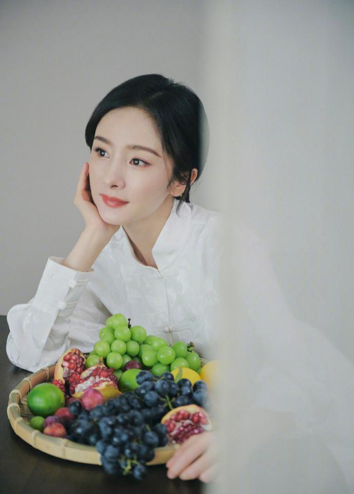 杨幂国风大片释出 气质恬静温婉动人