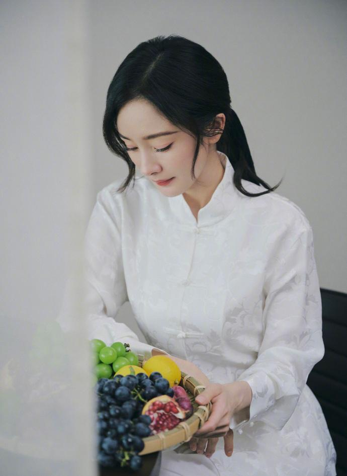 杨幂国风大片释出 气质恬静温婉动人