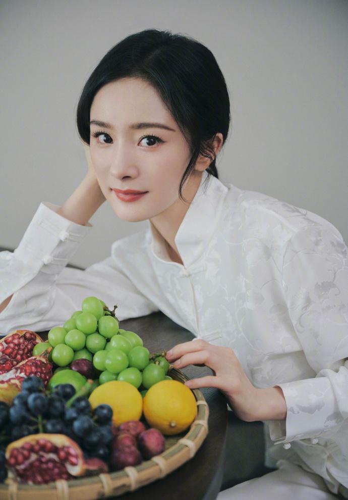 杨幂国风大片释出 气质恬静温婉动人