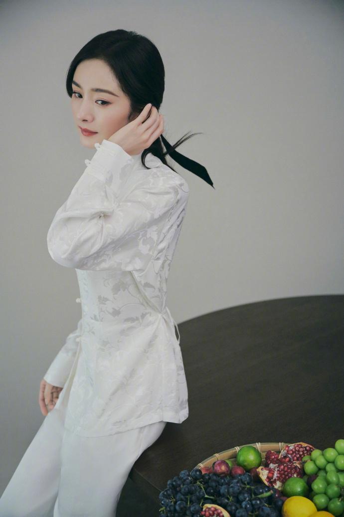杨幂国风大片释出 气质恬静温婉动人