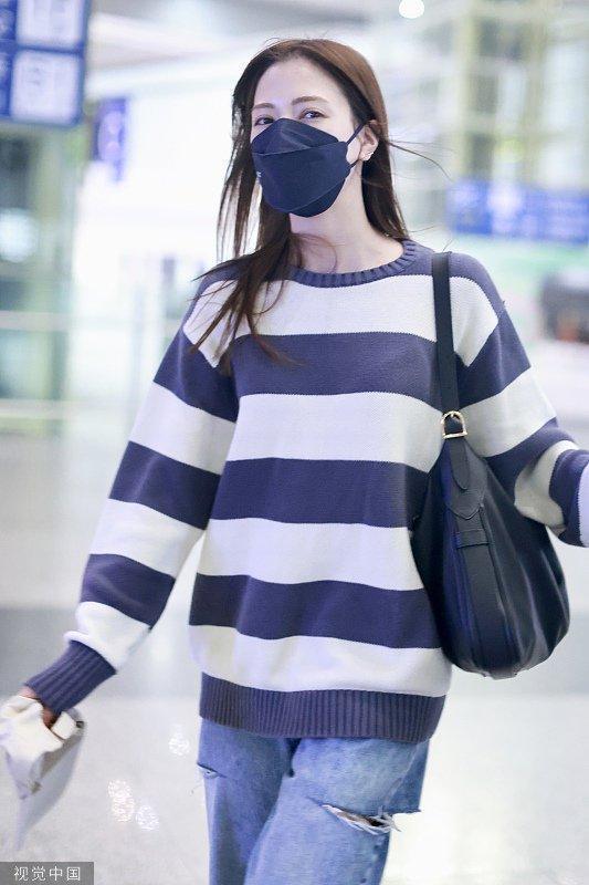 娜然结束时装周行程回国 穿条纹针织衫素颜难掩气质