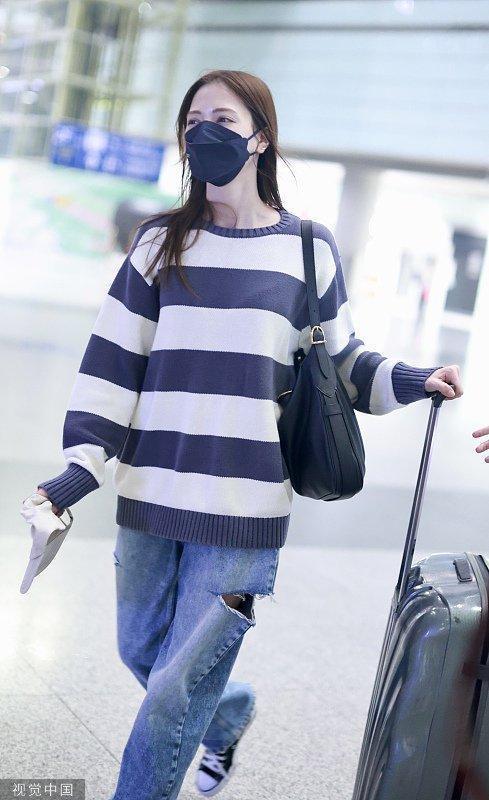 娜然结束时装周行程回国 穿条纹针织衫素颜难掩气质
