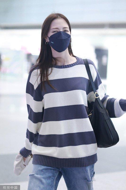 娜然结束时装周行程回国 穿条纹针织衫素颜难掩气质