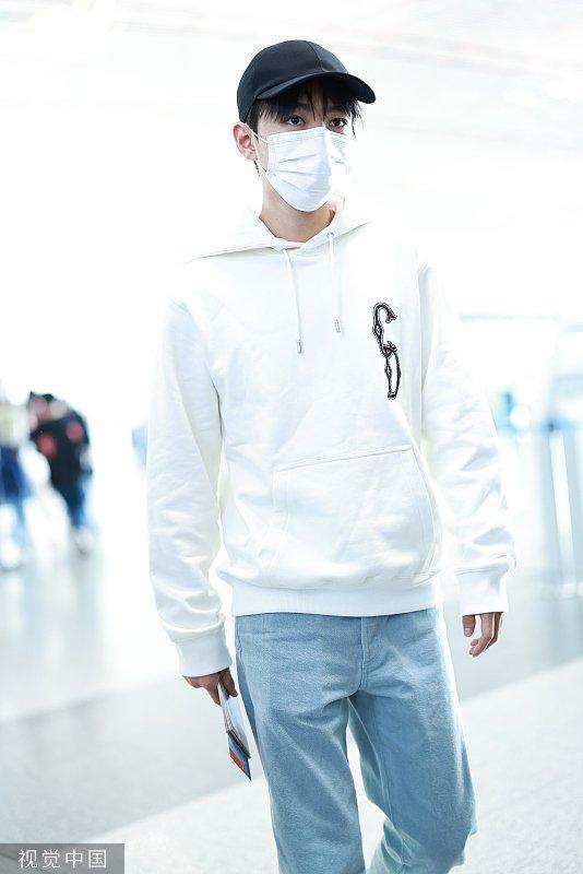 王俊凯出发前往巴黎时装周 白卫衣牛仔裤清爽少年感
