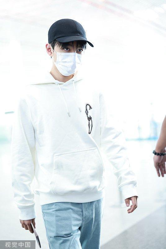 王俊凯出发前往巴黎时装周 白卫衣牛仔裤清爽少年感