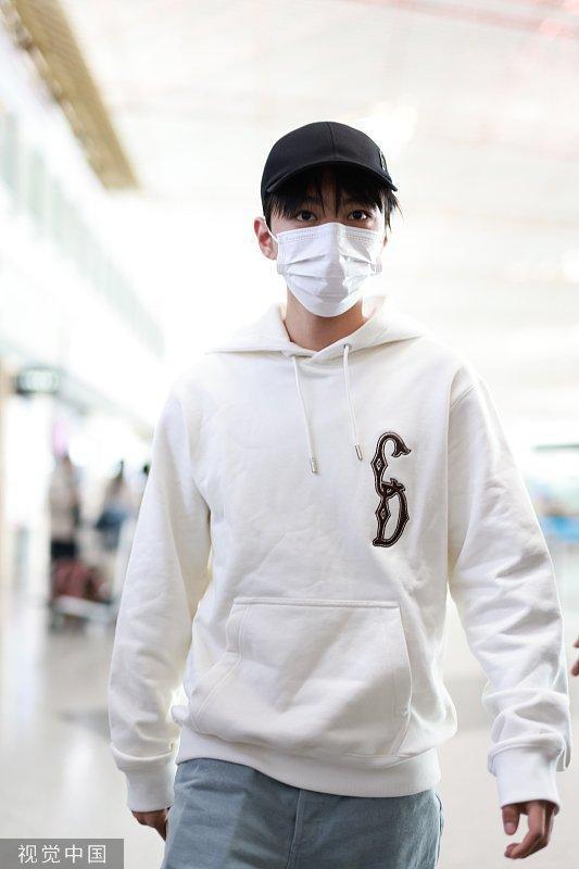 王俊凯出发前往巴黎时装周 白卫衣牛仔裤清爽少年感