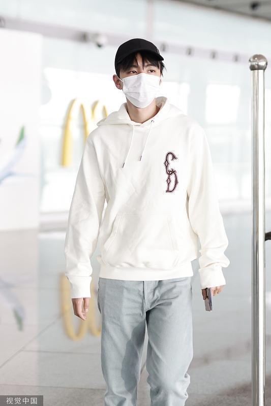 王俊凯出发前往巴黎时装周 白卫衣牛仔裤清爽少年感