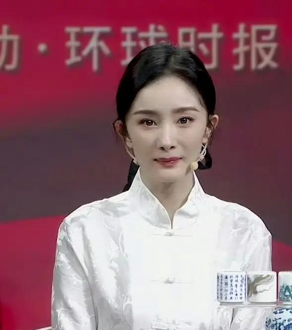 她的脸，现在真的有点惊悚？
