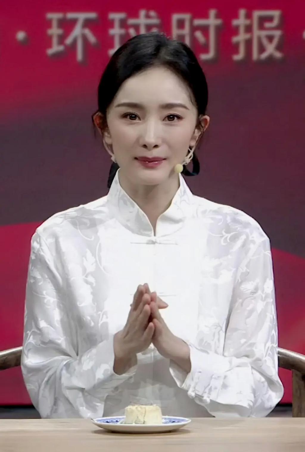 她的脸，现在真的有点惊悚？