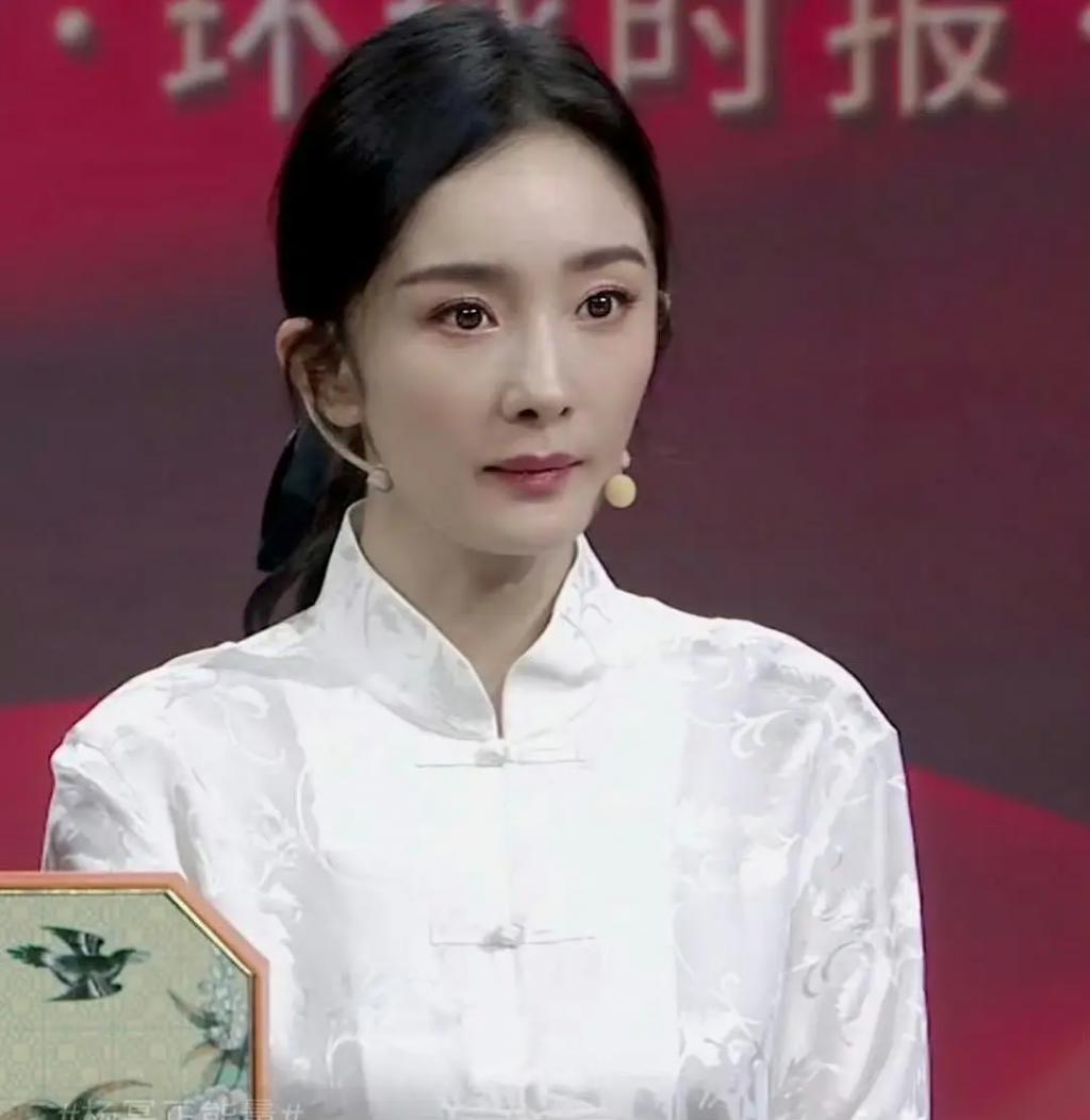 她的脸，现在真的有点惊悚？
