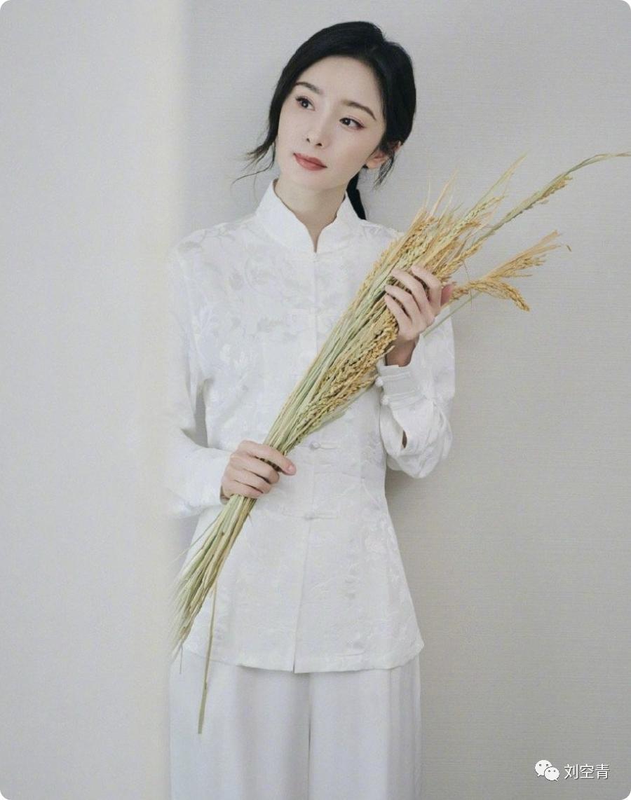 她的脸，现在真的有点惊悚？