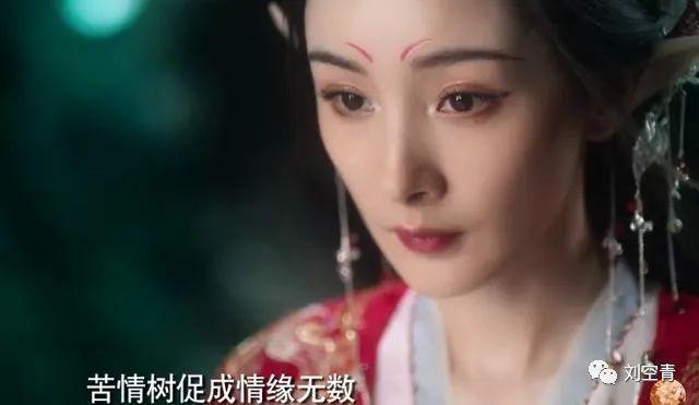 她的脸，现在真的有点惊悚？