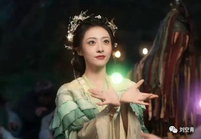 她的脸，现在真的有点惊悚？