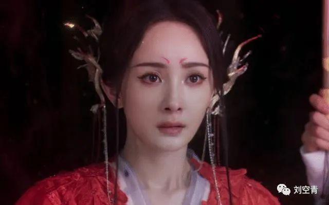 她的脸，现在真的有点惊悚？