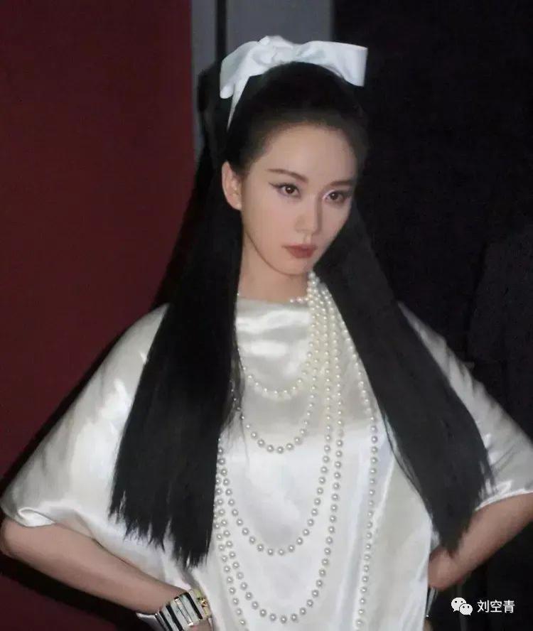 她的脸，现在真的有点惊悚？
