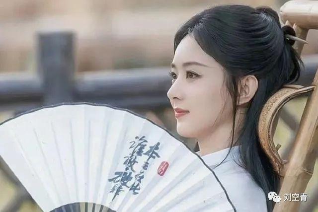 她的脸，现在真的有点惊悚？