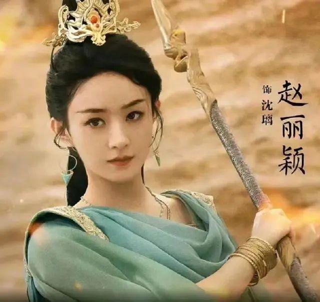 她的脸，现在真的有点惊悚？