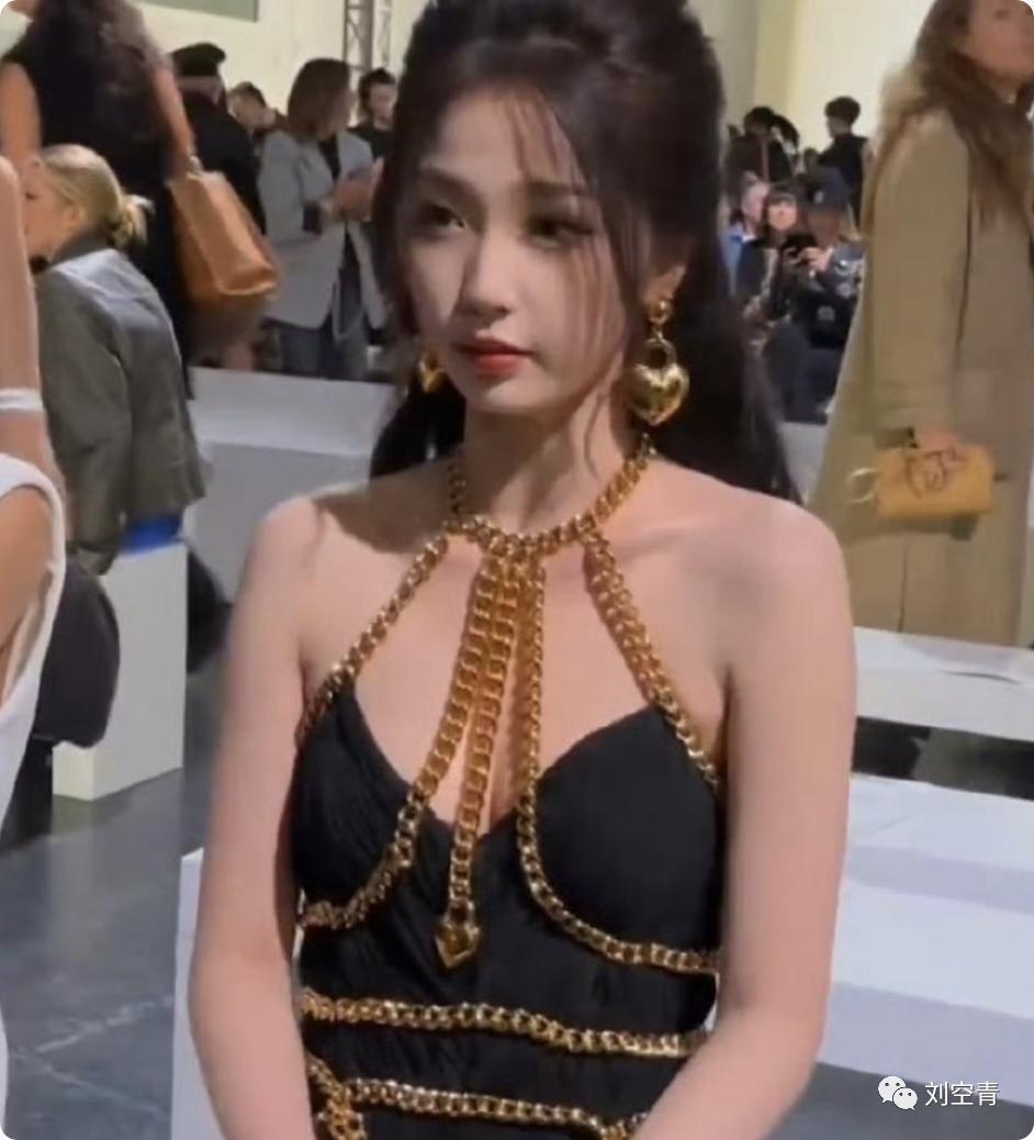 她的脸，现在真的有点惊悚？