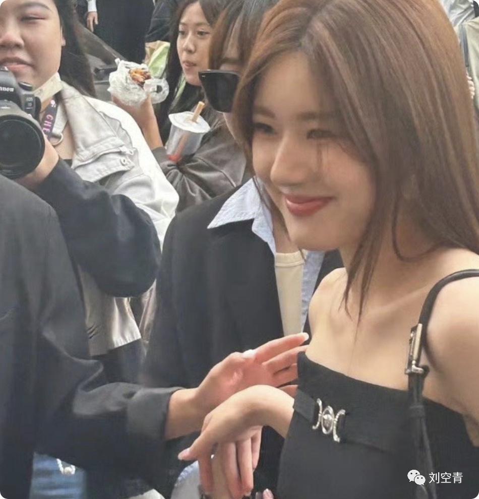她的脸，现在真的有点惊悚？