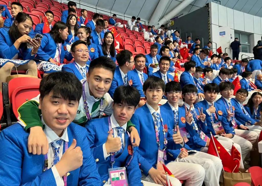 亚运开幕式幕后！朱迅探班康辉，何猷君太兴奋，郭晶晶拍大合影