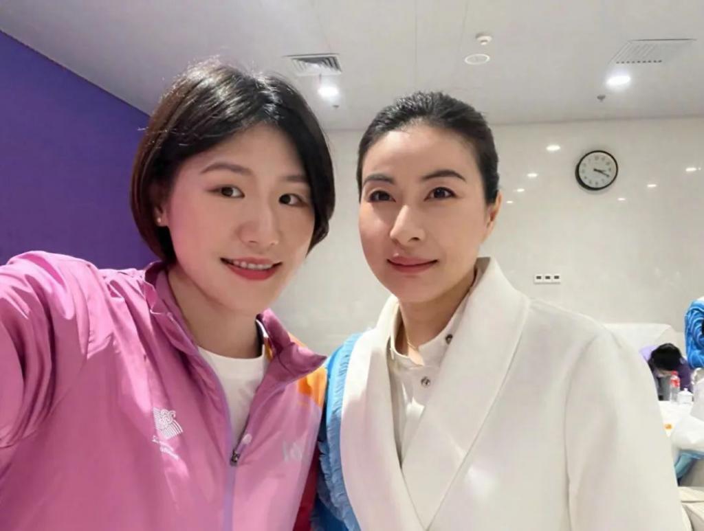 亚运开幕式幕后！朱迅探班康辉，何猷君太兴奋，郭晶晶拍大合影