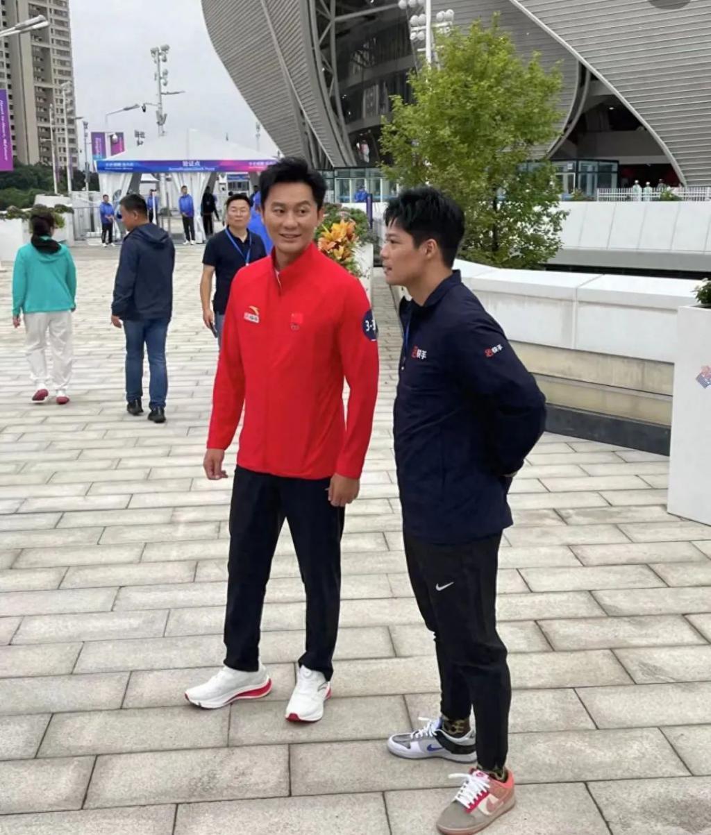 亚运开幕式幕后！朱迅探班康辉，何猷君太兴奋，郭晶晶拍大合影