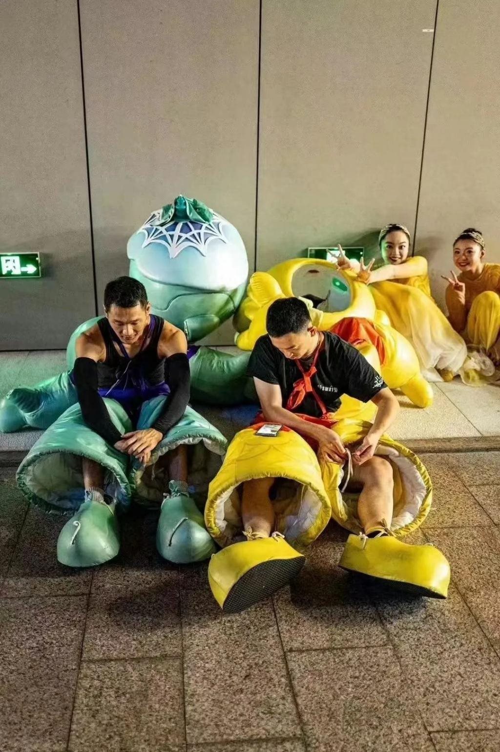 亚运开幕式幕后！朱迅探班康辉，何猷君太兴奋，郭晶晶拍大合影