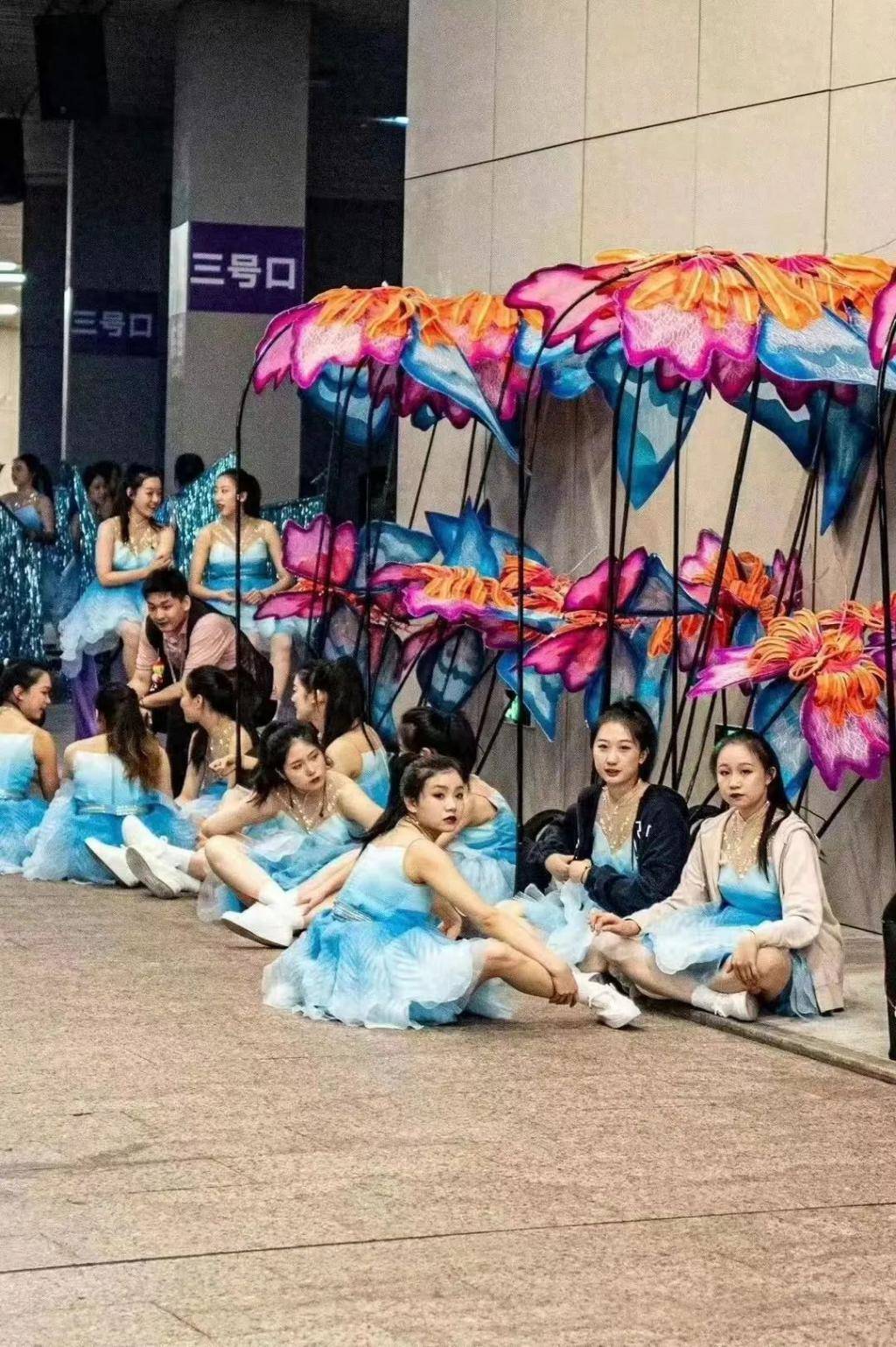 亚运开幕式幕后！朱迅探班康辉，何猷君太兴奋，郭晶晶拍大合影