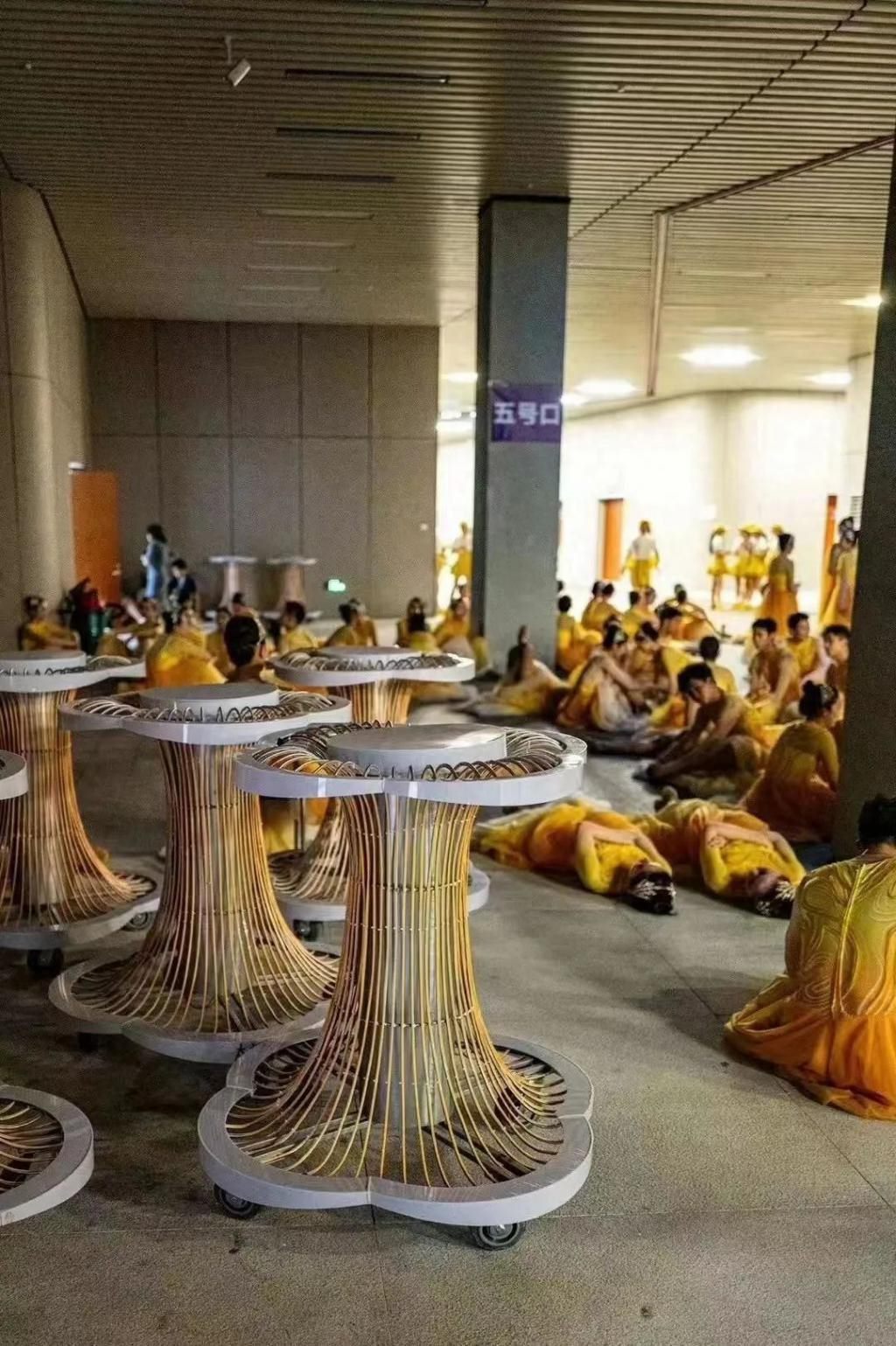 亚运开幕式幕后！朱迅探班康辉，何猷君太兴奋，郭晶晶拍大合影