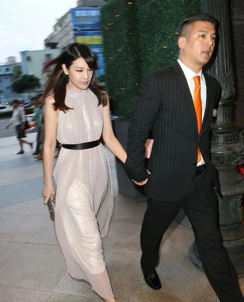 当众换衣服！受父母影响叛逆过猛，今恋情曝光对象是他？