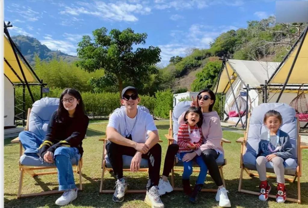 当众换衣服！受父母影响叛逆过猛，今恋情曝光对象是他？