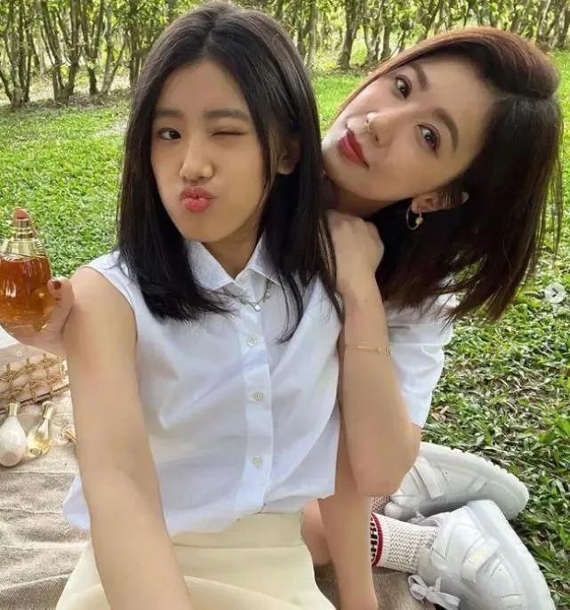 当众换衣服！受父母影响叛逆过猛，今恋情曝光对象是他？