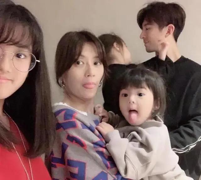 当众换衣服！受父母影响叛逆过猛，今恋情曝光对象是他？