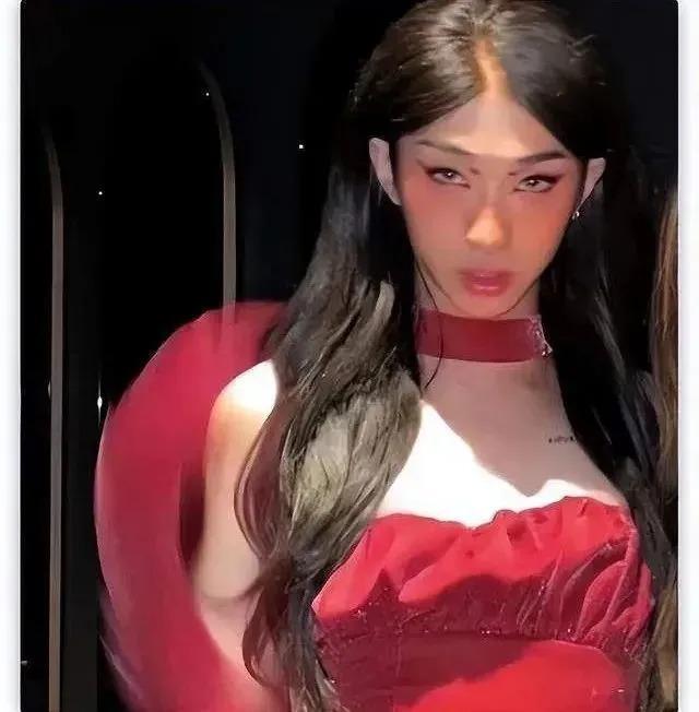 当众换衣服！受父母影响叛逆过猛，今恋情曝光对象是他？