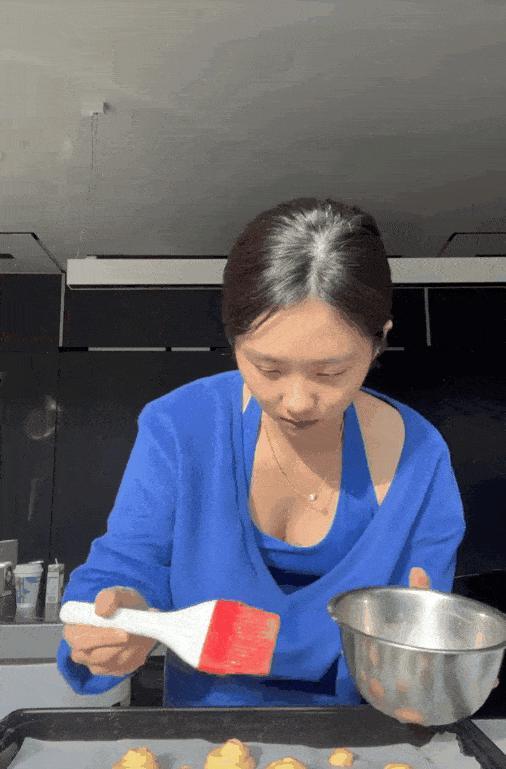 当众换衣服！受父母影响叛逆过猛，今恋情曝光对象是他？