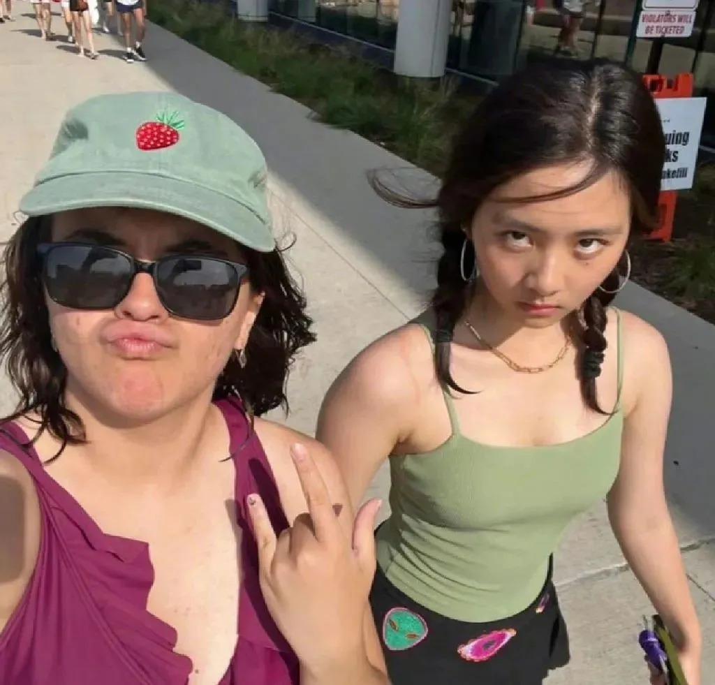 当众换衣服！受父母影响叛逆过猛，今恋情曝光对象是他？