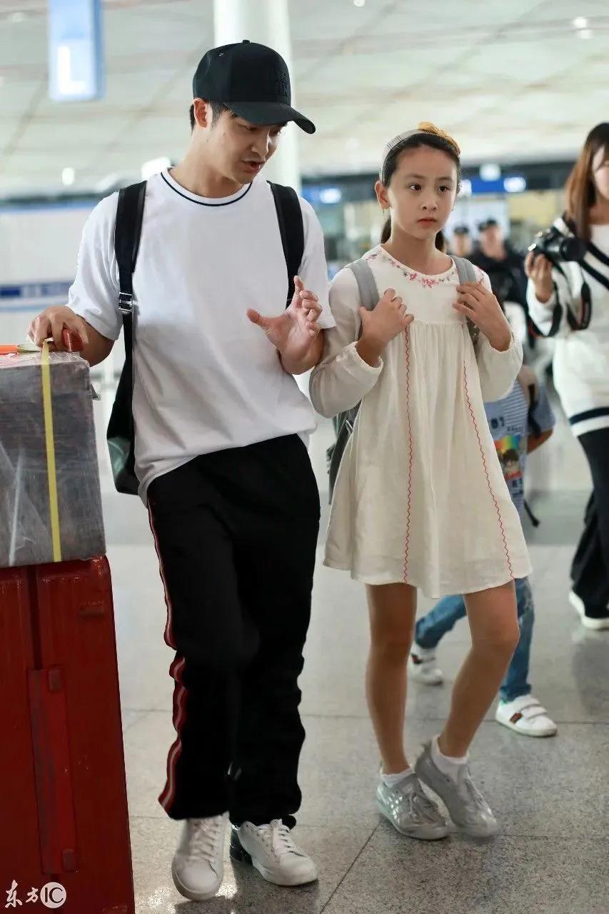 当众换衣服！受父母影响叛逆过猛，今恋情曝光对象是他？