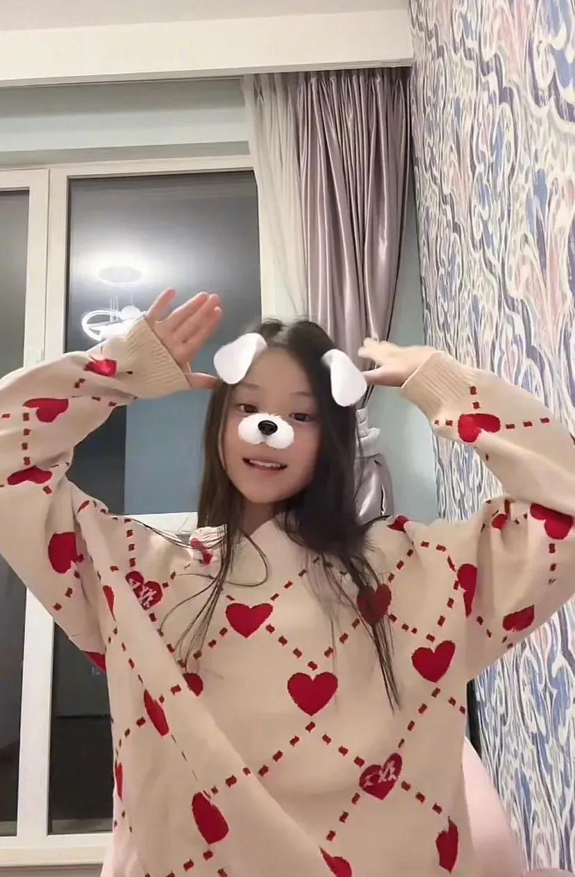 当众换衣服！受父母影响叛逆过猛，今恋情曝光对象是他？