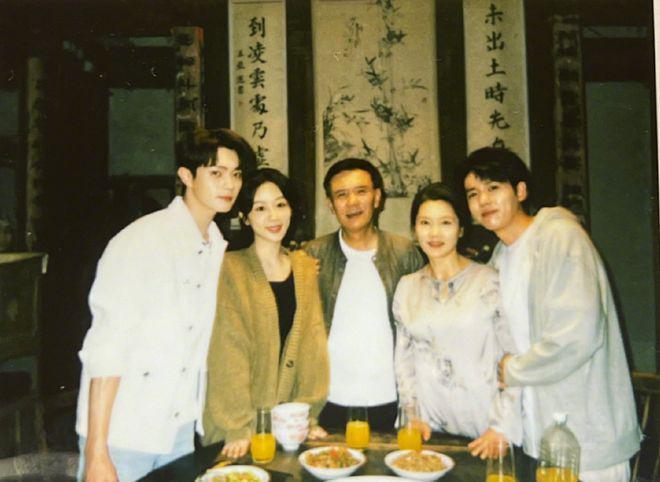 杨紫发长文庆祝新戏杀青，与许凯同框CP感十足