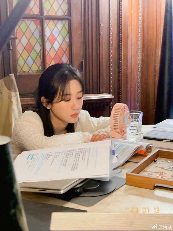 杨紫发长文庆祝新戏杀青，与许凯同框CP感十足