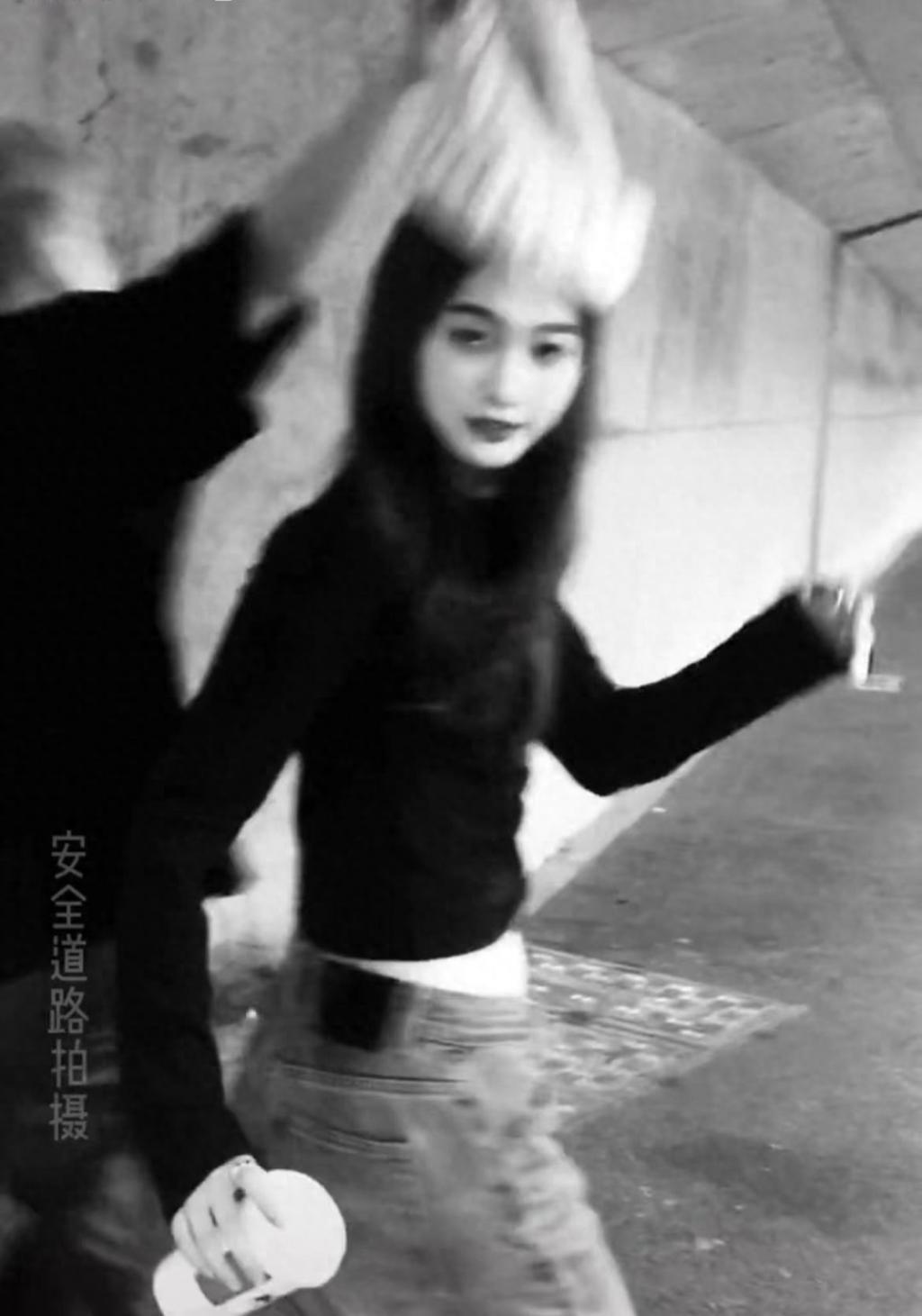 王思聪和21岁女友疑光速分手！女方晒和帅哥亲昵动态，从豪宅搬出