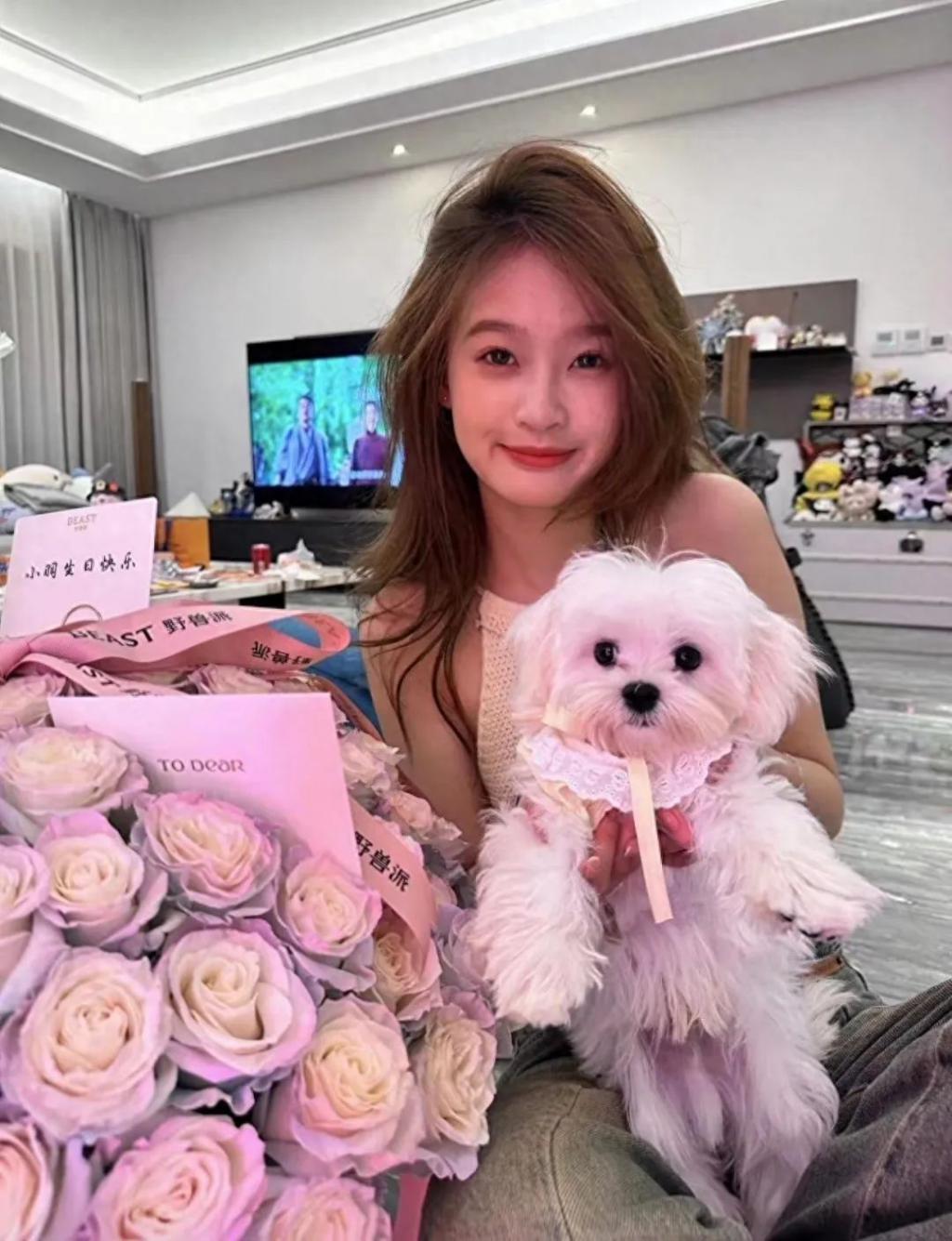 王思聪和21岁女友疑光速分手！女方晒和帅哥亲昵动态，从豪宅搬出