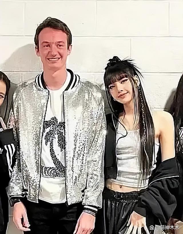 Lisa晒性感舞蹈视频疑为疯马秀预热，身材曲线一览无余