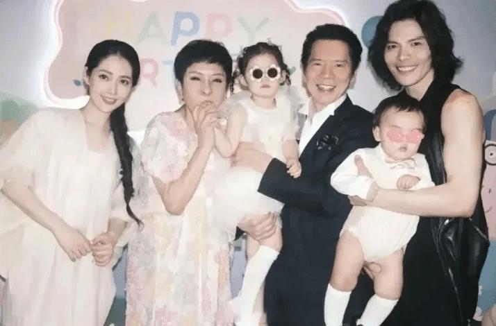 消失的郭碧婷与向佐的“小妈”