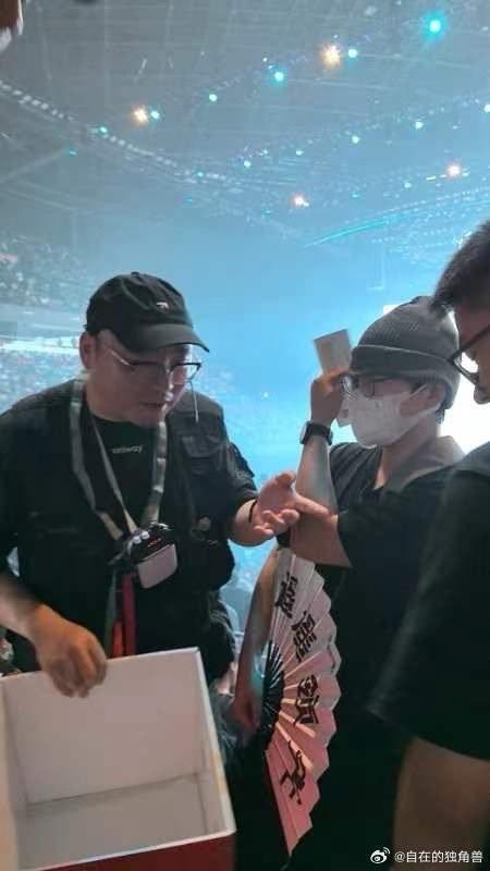 笑翻了 京东在华为发布会上耍宝 结果被保安当场拿下