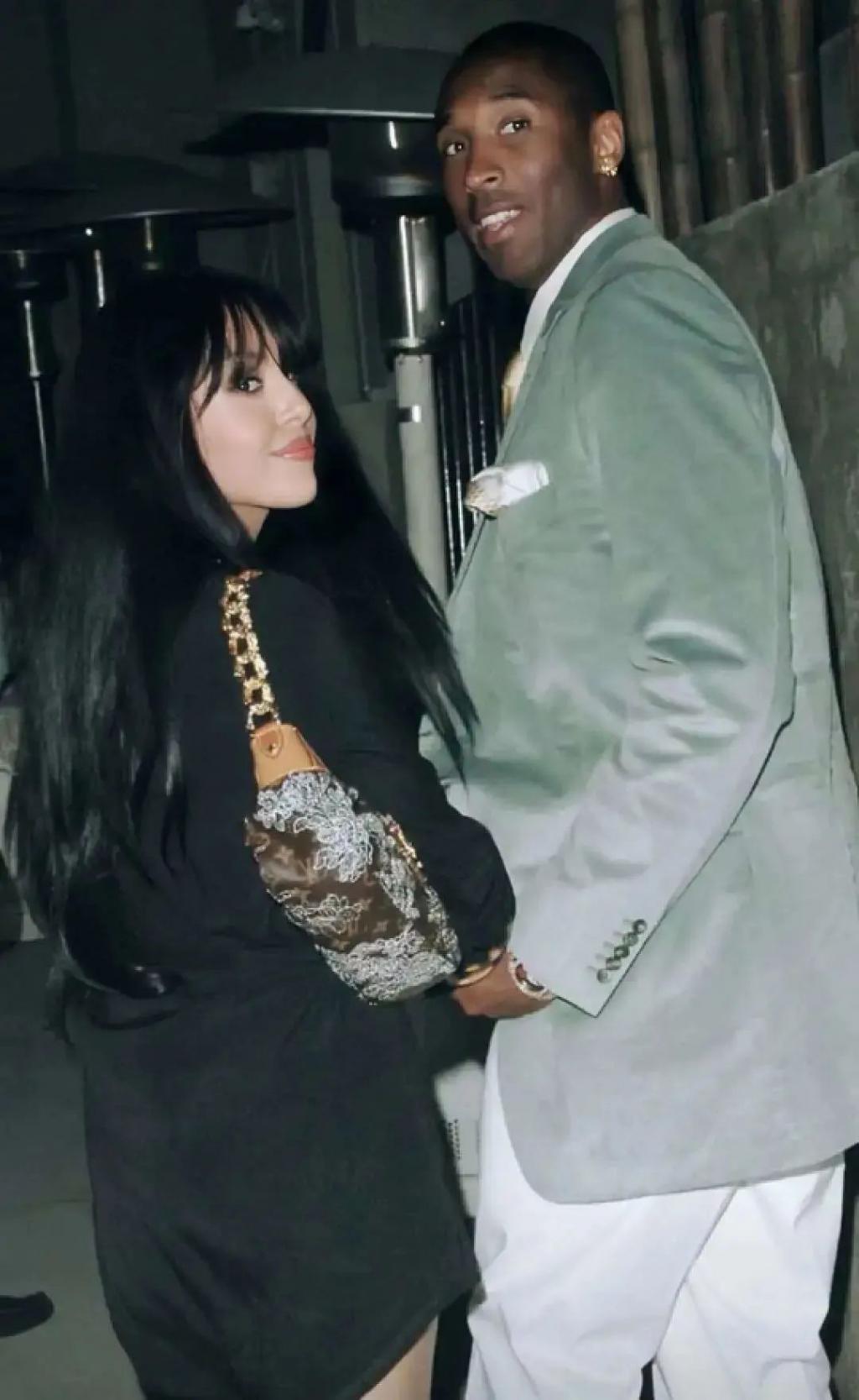 科比去世3年后，妻子高调晒亲吻照：“果然装不下去了！”