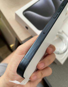 有用户反映苹果 iPhone 15 Pro 屏幕与边框没有完美对齐