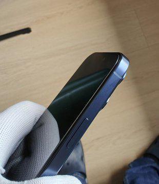 有用户反映苹果 iPhone 15 Pro 屏幕与边框没有完美对齐