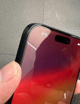 有用户反映苹果 iPhone 15 Pro 屏幕与边框没有完美对齐